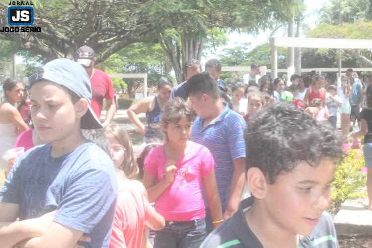 Crianas e adultos participam de festa organizada por voluntrios