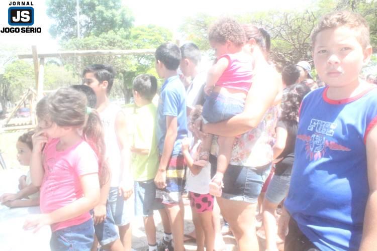 Crianas e adultos participam de festa organizada por voluntrios