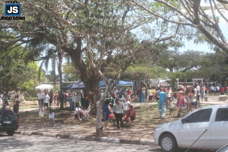 Crianas e adultos participam de festa organizada por voluntrios