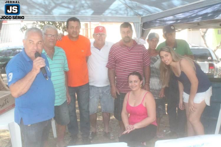 Crianas e adultos participam de festa organizada por voluntrios