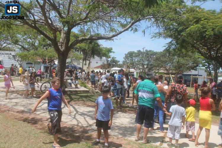 Crianas e adultos participam de festa organizada por voluntrios