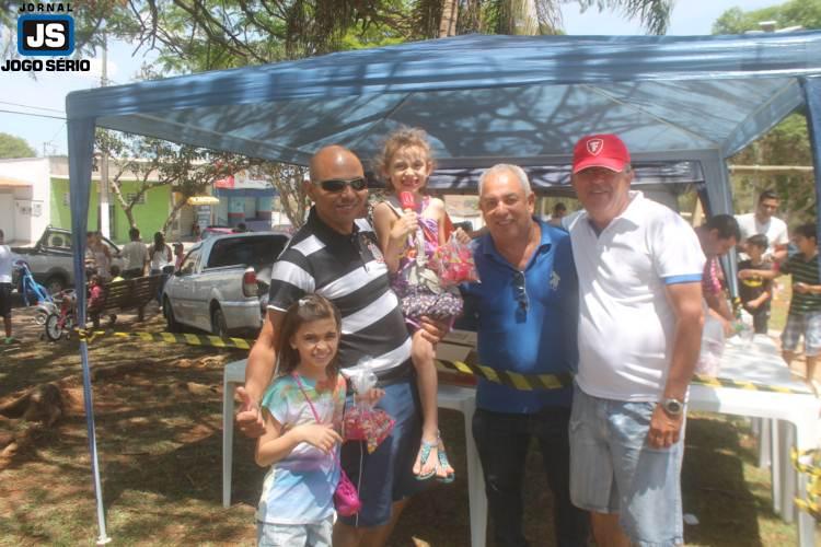 Crianas e adultos participam de festa organizada por voluntrios