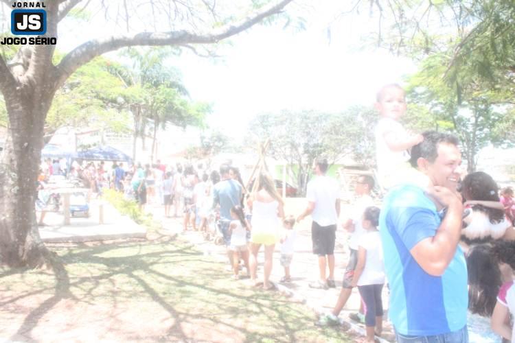 Crianas e adultos participam de festa organizada por voluntrios