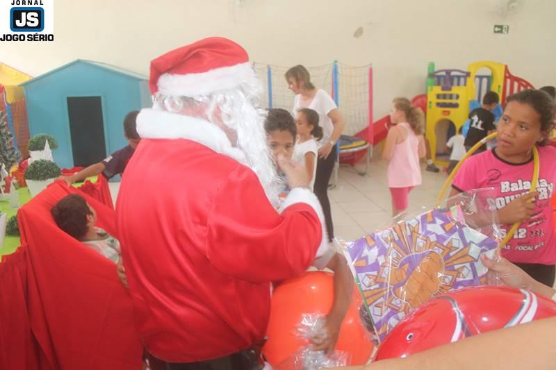 Alunos da Casa da Criana ganham festa de Natal pelo 6 ano seguido