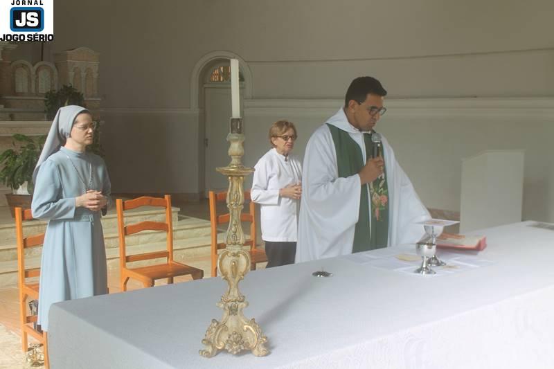 Alunos do Colgio Dom Incio participam de missa 