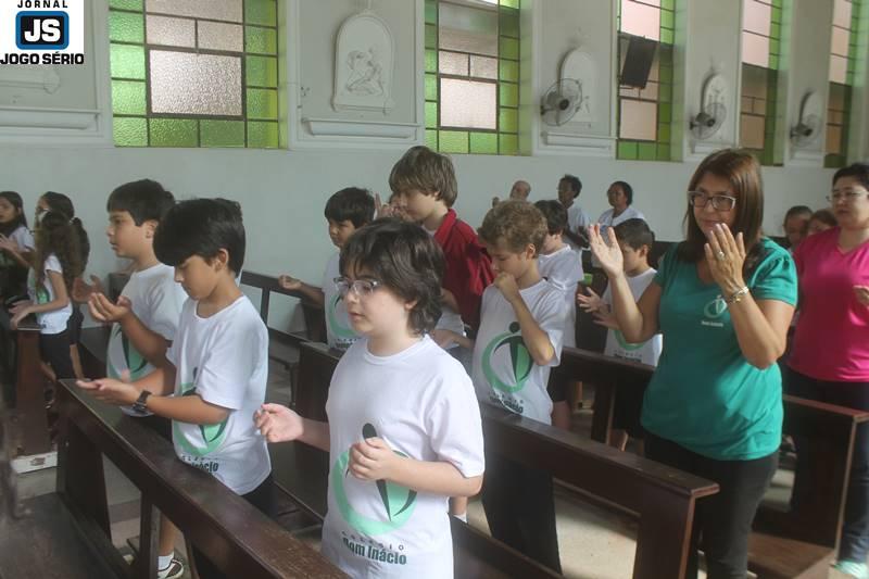 Alunos do Colgio Dom Incio participam de missa 