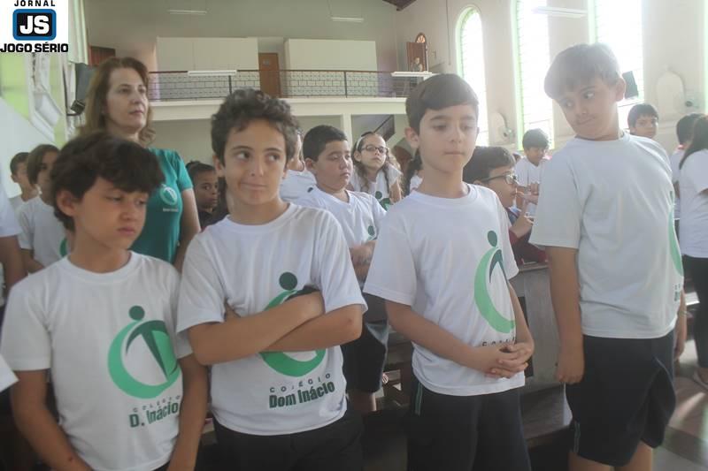 Alunos do Colgio Dom Incio participam de missa 