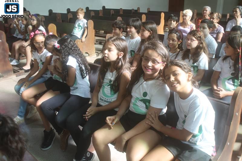 Alunos do Colgio Dom Incio participam de missa 