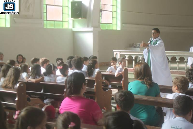 Alunos do Colgio Dom Incio participam de missa 