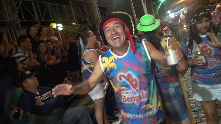 Milhares brincam o carnaval do centenrio do samba em Guaxup