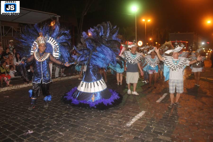 Portal de Minas empolga folies com homenagem aos cem anos do samba