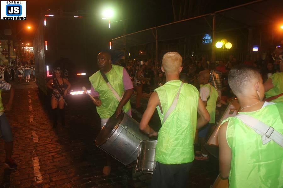 Portal de Minas empolga folies com homenagem aos cem anos do samba