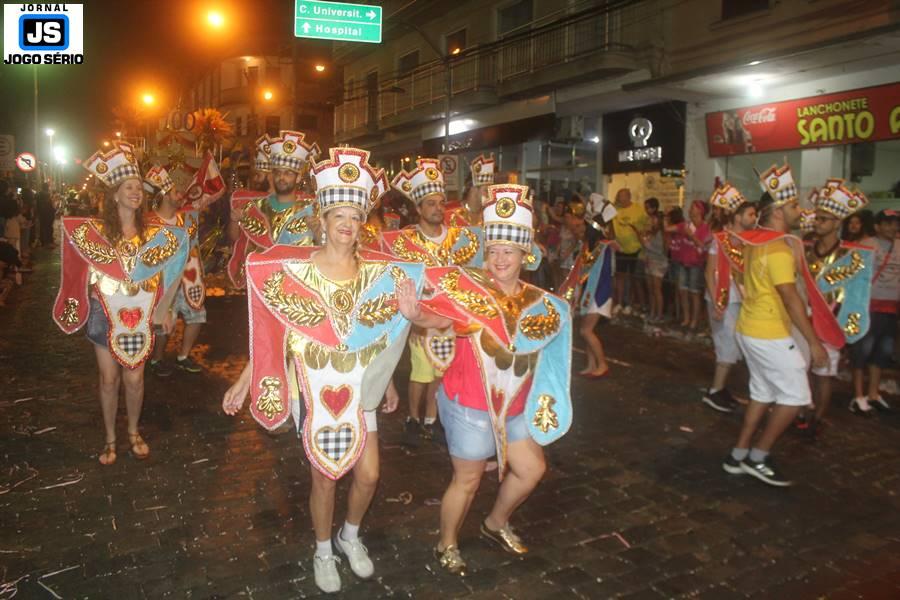 Portal de Minas empolga folies com homenagem aos cem anos do samba