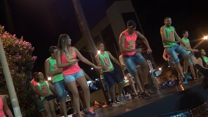 Domingo de Carnaval com desfiles, shows e muita animao