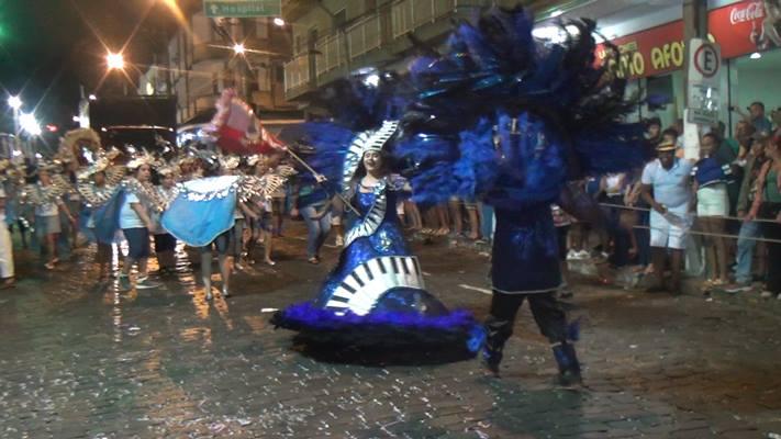 Domingo de Carnaval com desfiles, shows e muita animao