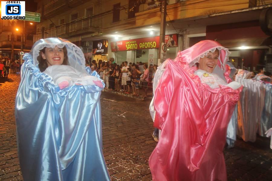 ltimo dia de desfile dos blocos e escola de samba do Carnaval Guaxup 2017