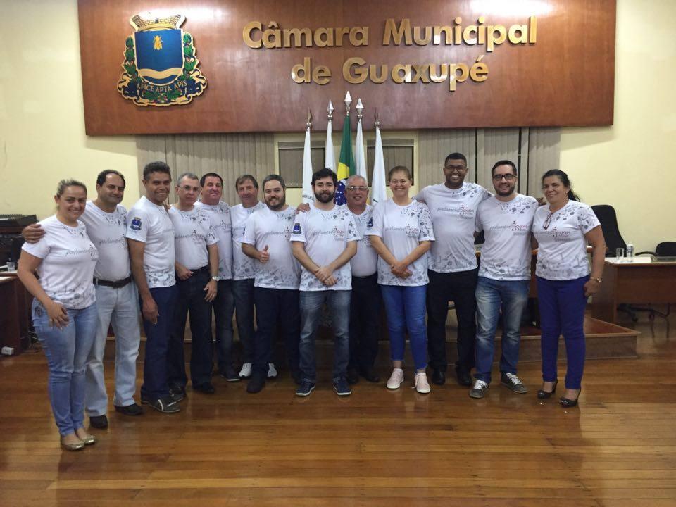 Vereadores vestem a camisa do Parlamento Jovem