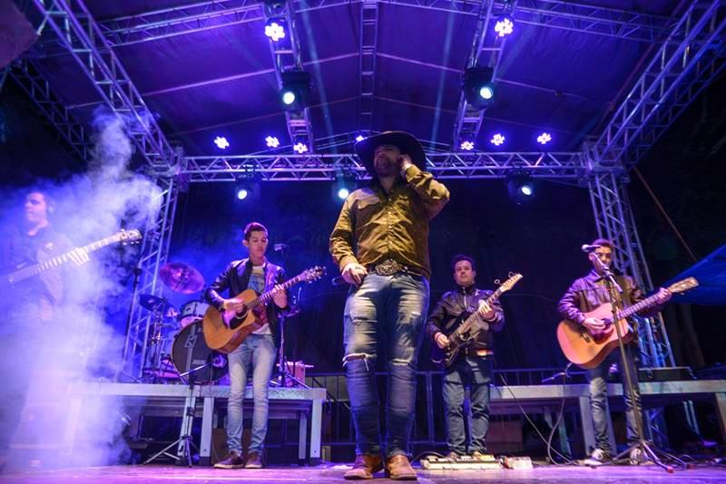 Sbado de casa cheia e muita msica na Expoagro Guaxup