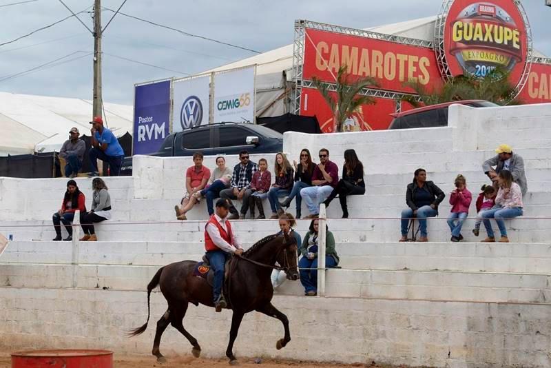 Sbado de casa cheia e muita msica na Expoagro Guaxup