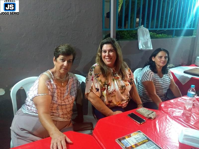 Parada Obrigatria do Canarinho recebe grupo da Parquia Nossa Senhora das Dores em noite especial de confraternizao