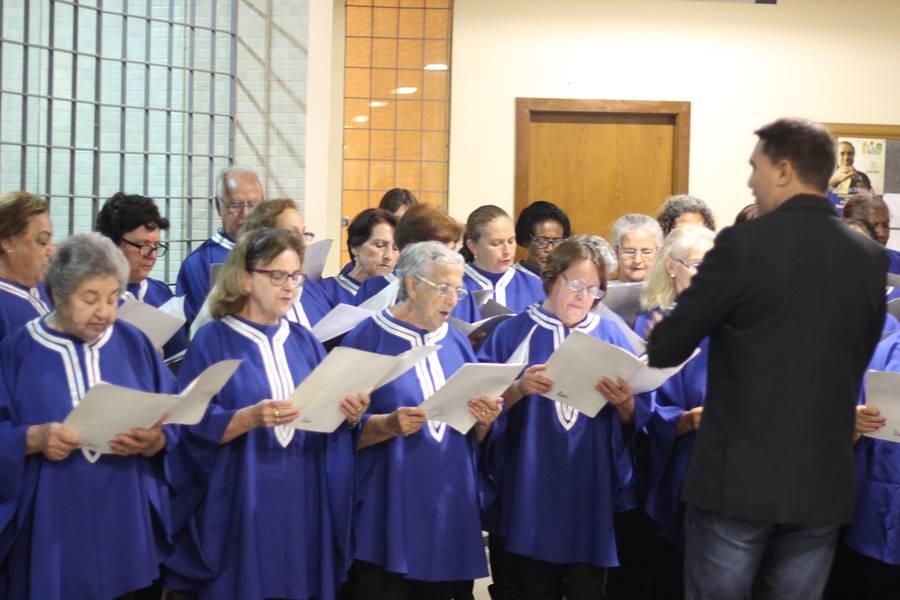 Reitor das escolas da Fundao Educacional Guaxup recebe a 