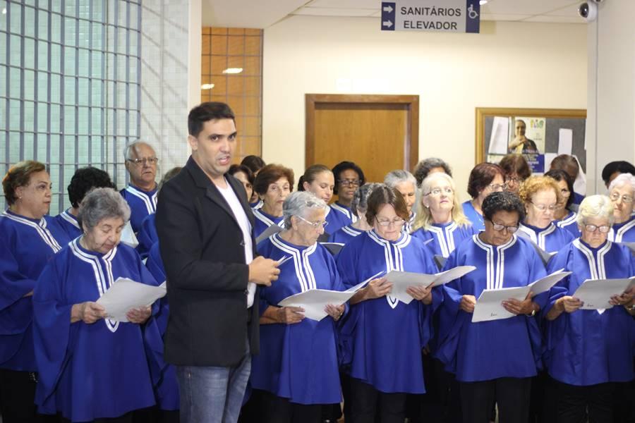 Reitor das escolas da Fundao Educacional Guaxup recebe a 