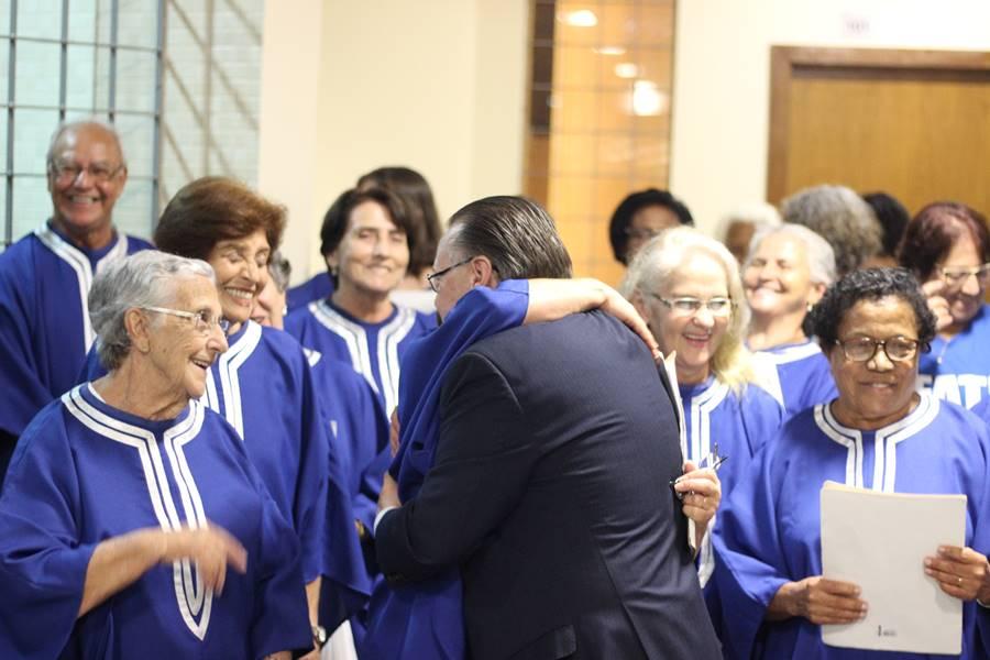 Reitor das escolas da Fundao Educacional Guaxup recebe a 