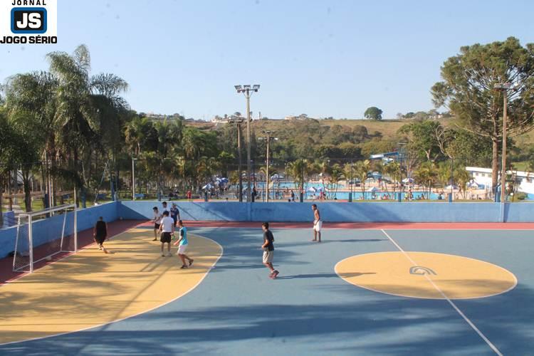 Calor com mais de 30 leva nmero expressivo de associados ao Guaxup Country Club