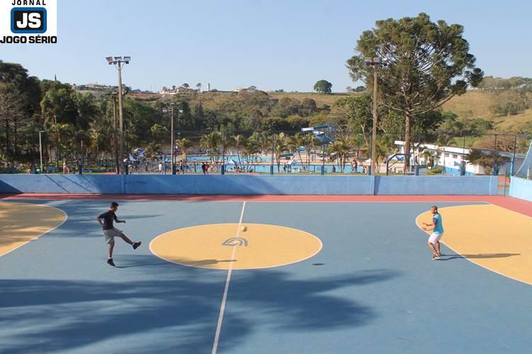 Calor com mais de 30 leva nmero expressivo de associados ao Guaxup Country Club