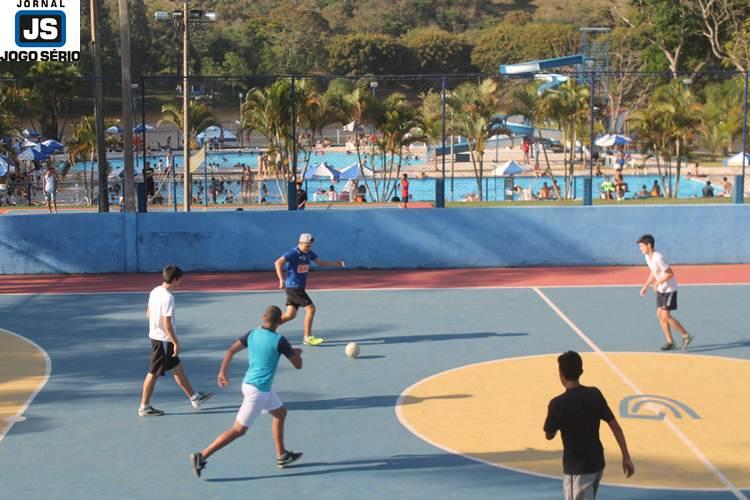 Calor com mais de 30 leva nmero expressivo de associados ao Guaxup Country Club