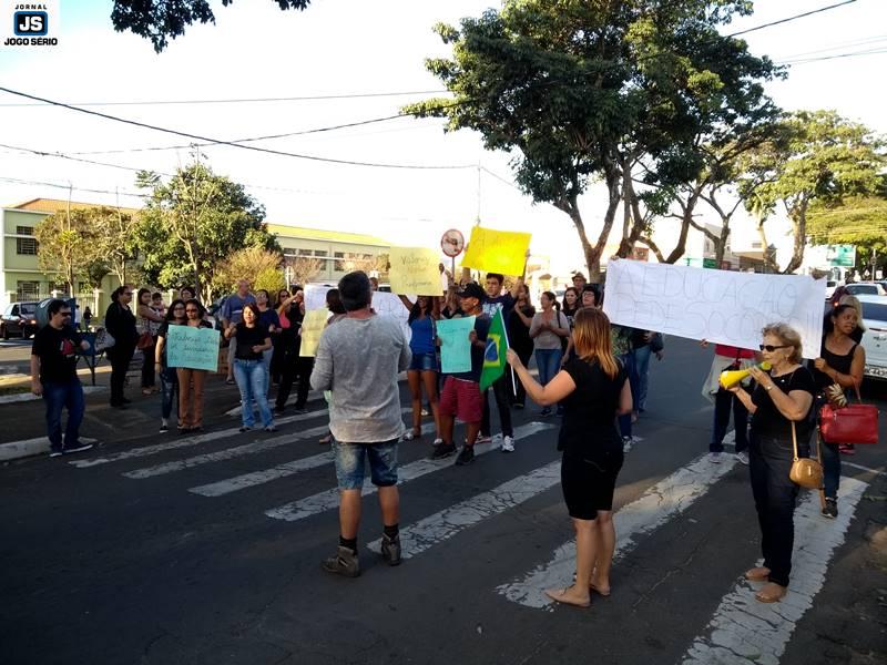 Com salrios atrasados, professores protestam na rea central de Guaxup 