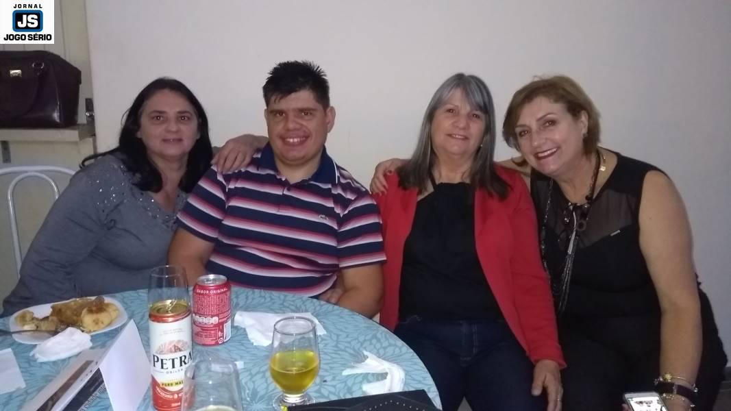 Convidados comemoram o Dia dos Pais e auxiliam a Apae em jantar beneficente 