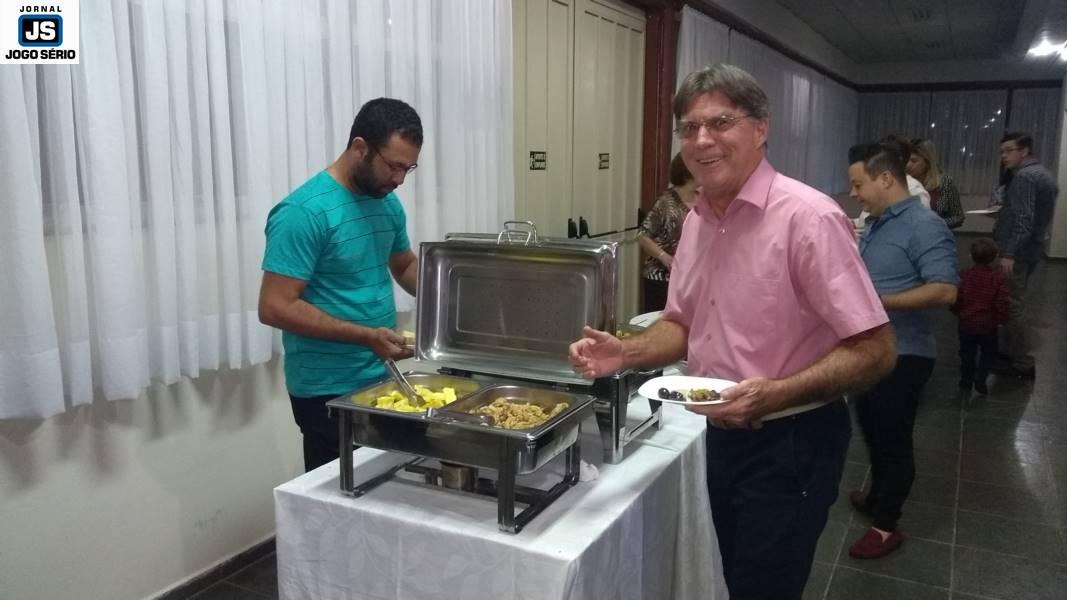 Convidados comemoram o Dia dos Pais e auxiliam a Apae em jantar beneficente 