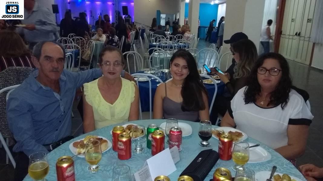 Convidados comemoram o Dia dos Pais e auxiliam a Apae em jantar beneficente 