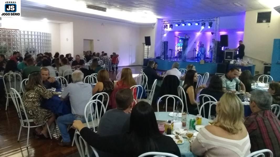 Convidados comemoram o Dia dos Pais e auxiliam a Apae em jantar beneficente 