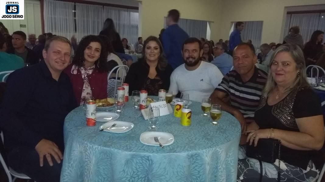 Convidados comemoram o Dia dos Pais e auxiliam a Apae em jantar beneficente 