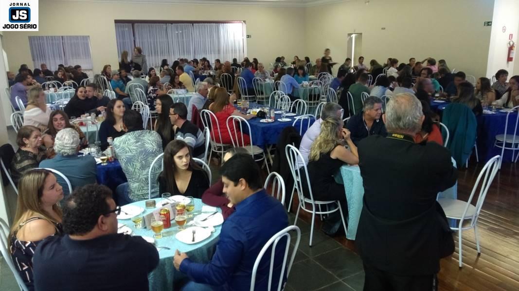 Convidados comemoram o Dia dos Pais e auxiliam a Apae em jantar beneficente 