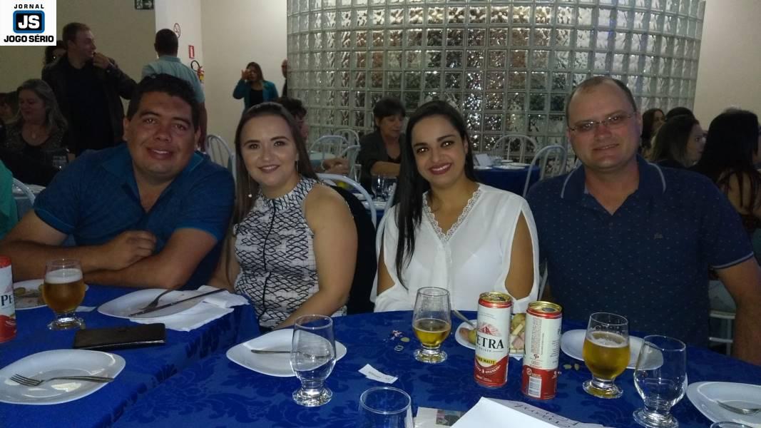 Convidados comemoram o Dia dos Pais e auxiliam a Apae em jantar beneficente 