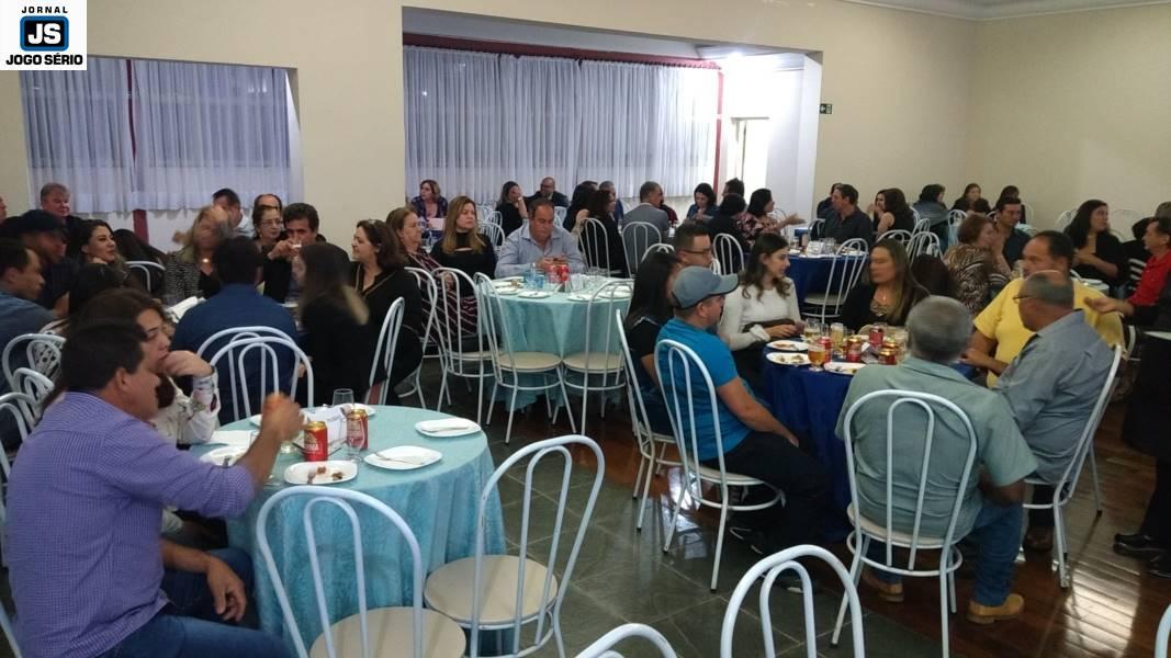 Convidados comemoram o Dia dos Pais e auxiliam a Apae em jantar beneficente 