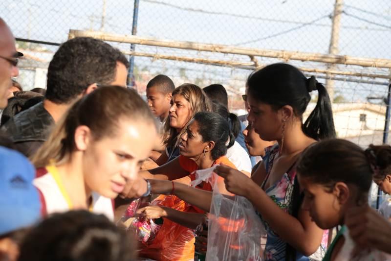 Centenas de pessoas foram  3 Festa das Crianas do Exrcito do Bem