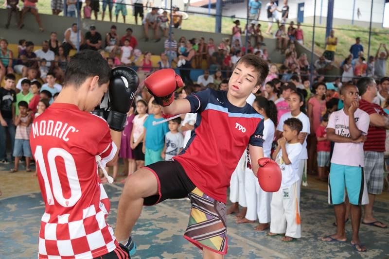 Centenas de pessoas foram  3 Festa das Crianas do Exrcito do Bem