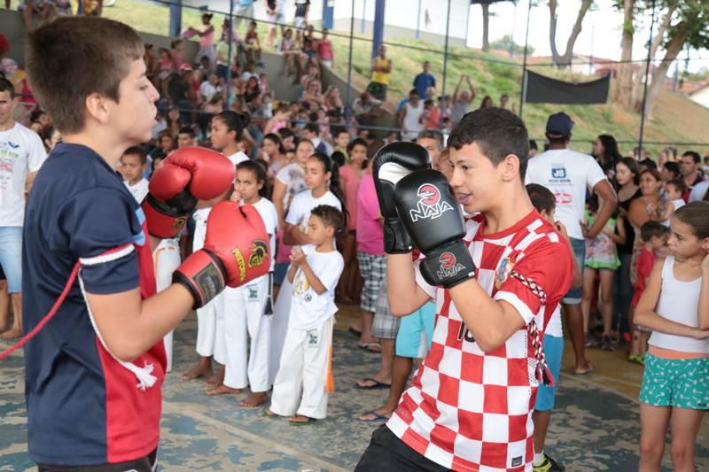 Centenas de pessoas foram  3 Festa das Crianas do Exrcito do Bem