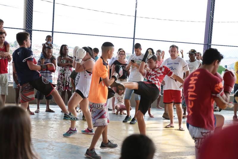 Centenas de pessoas foram  3 Festa das Crianas do Exrcito do Bem