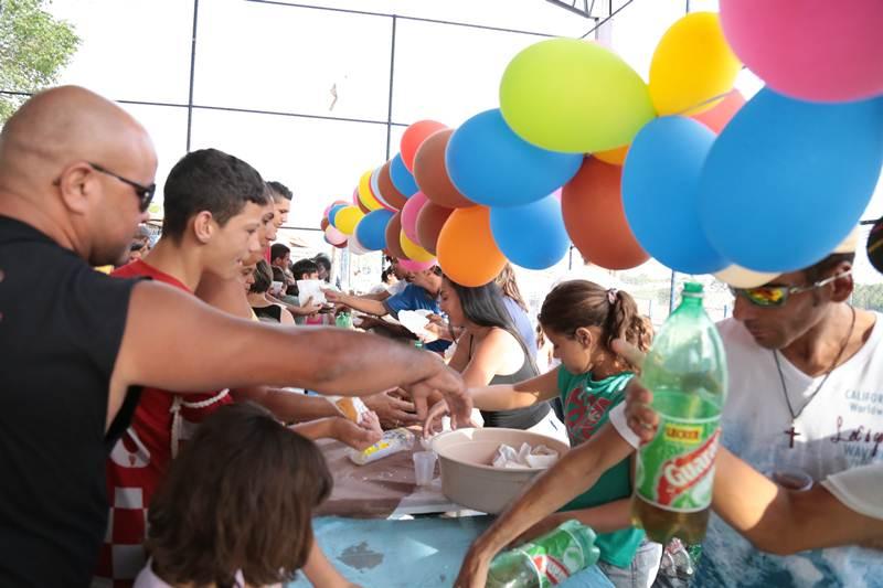 Centenas de pessoas foram  3 Festa das Crianas do Exrcito do Bem