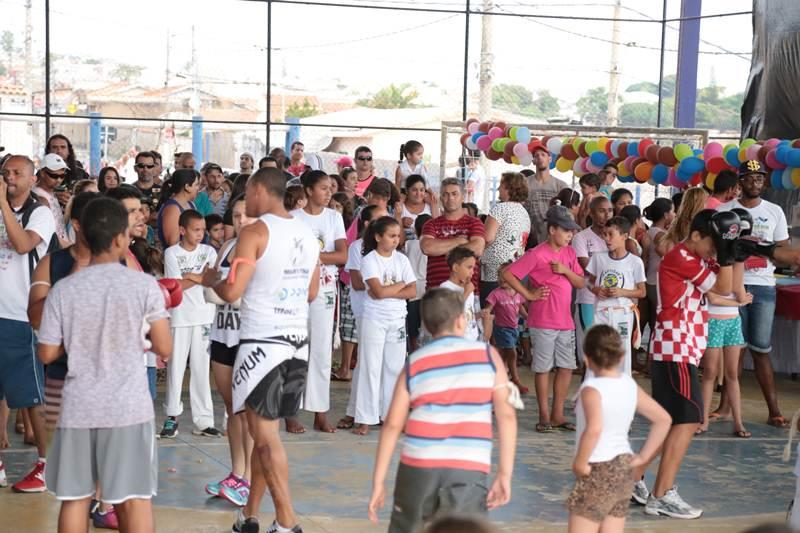 Centenas de pessoas foram  3 Festa das Crianas do Exrcito do Bem