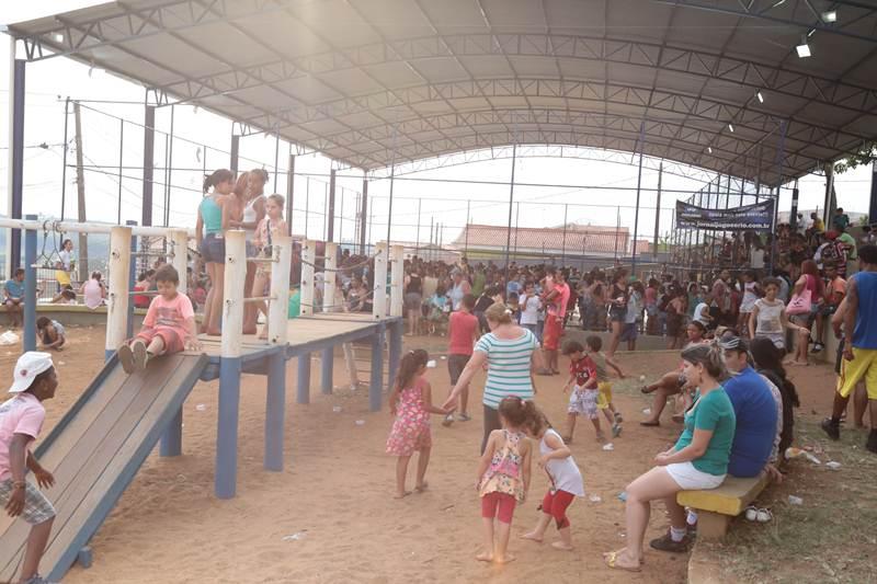 Centenas de pessoas foram  3 Festa das Crianas do Exrcito do Bem