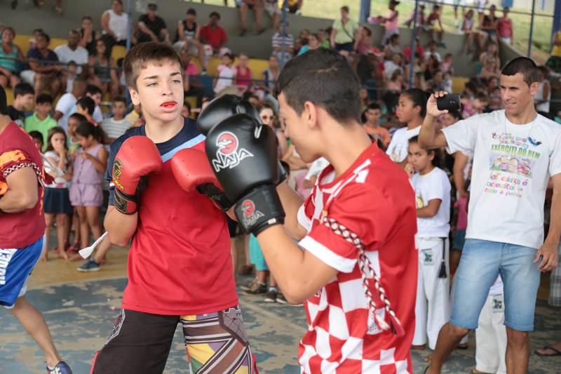 Centenas de pessoas foram  3 Festa das Crianas do Exrcito do Bem