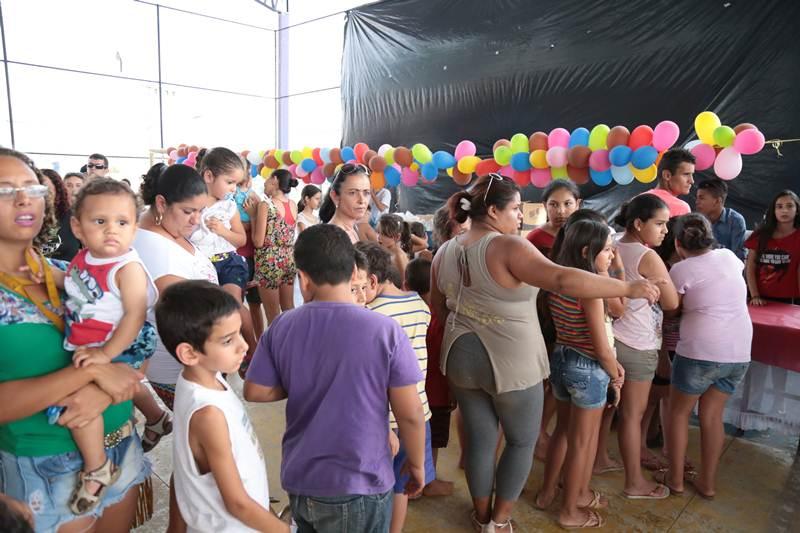 Centenas de pessoas foram  3 Festa das Crianas do Exrcito do Bem