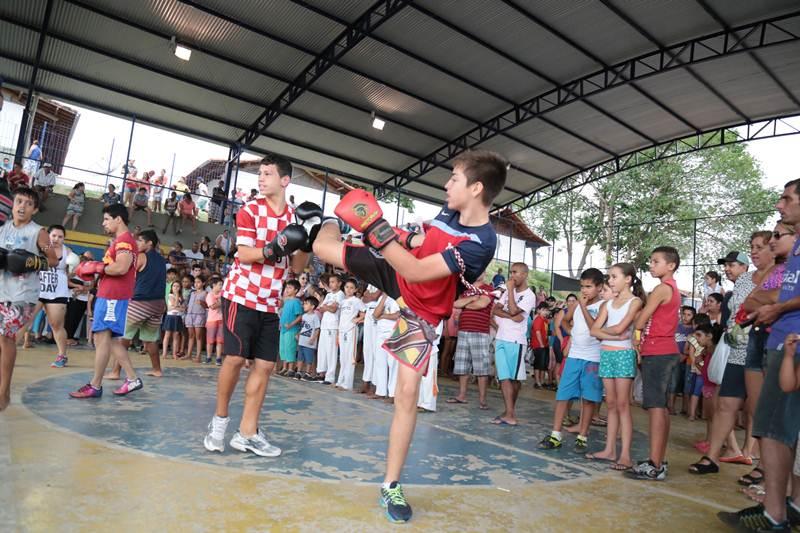 Centenas de pessoas foram  3 Festa das Crianas do Exrcito do Bem