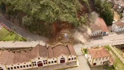 Deslizamento de terra destri casaro histrico de Ouro Preto e expe a segurana de outros imveis 